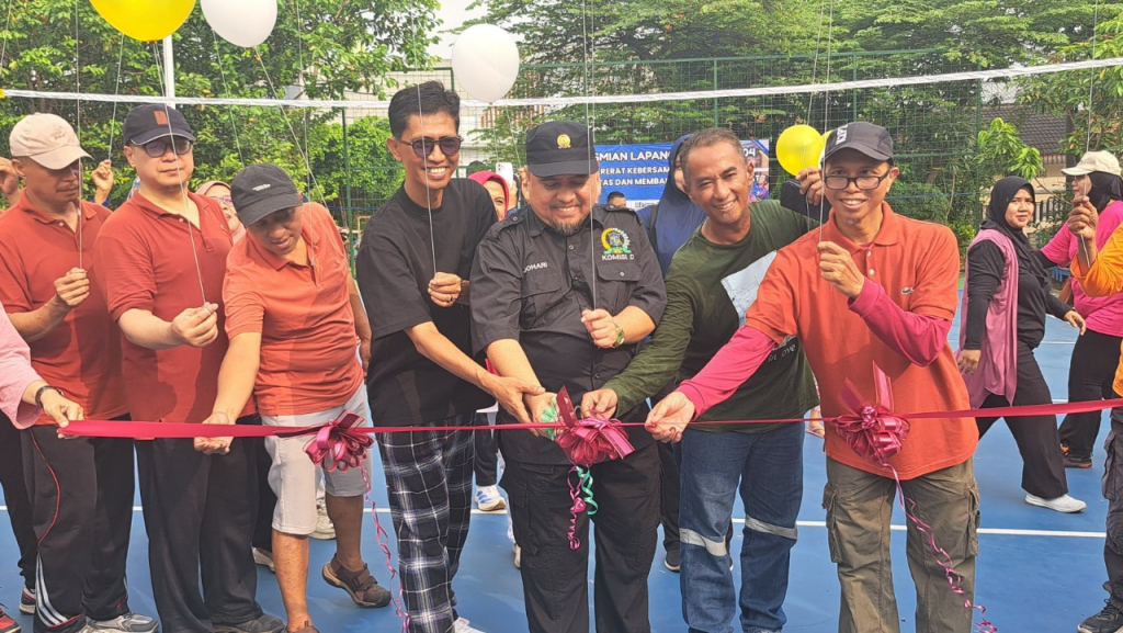 Kohari Mustawan dalam sebuah kesempatan bersama atlet woodball Surabaya. (Tim)