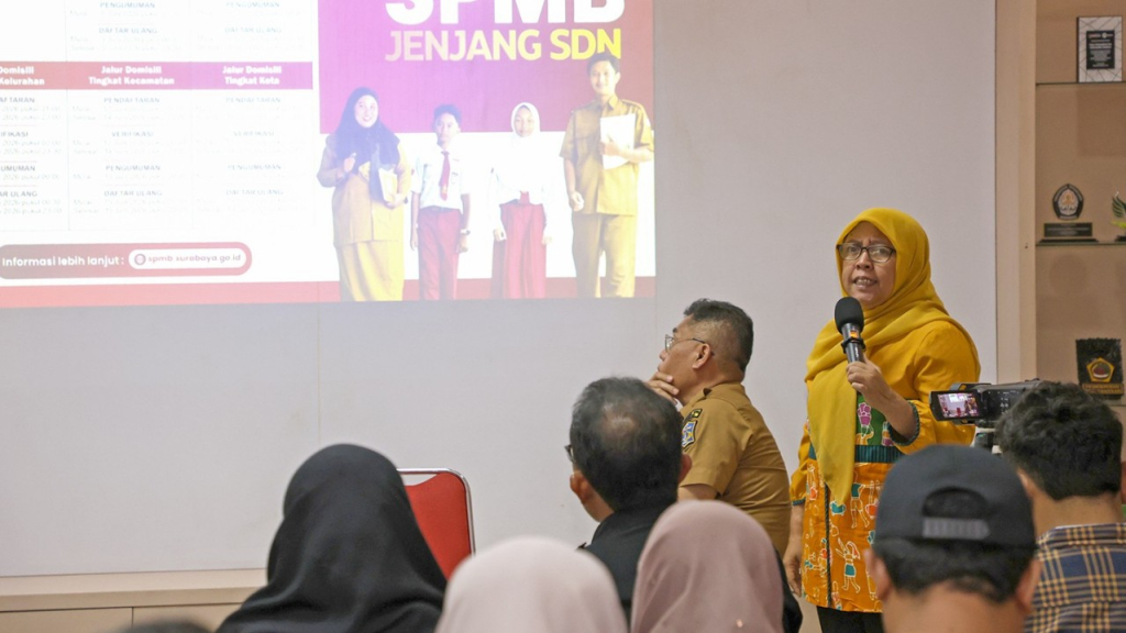 Kepala (Dispendik) Kota Surabaya, Febrina Kusumawati saat paparkan persiapan SPMB. (Kominfo Surabaya)