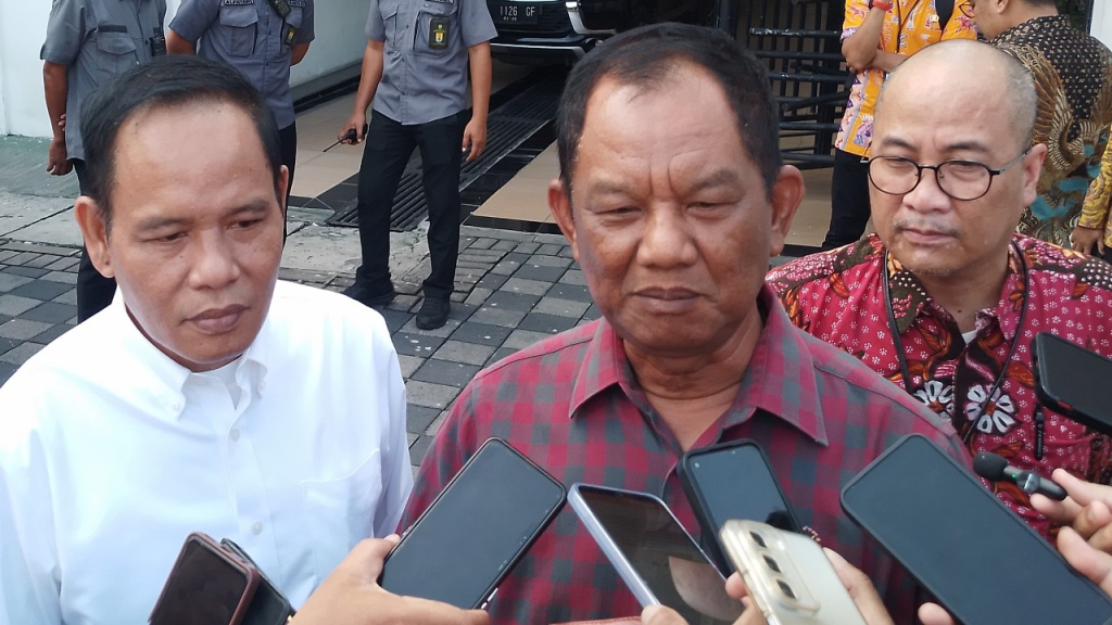 Ketua DPRD Surabaya, Syaifuddin Zuhri (baju putih) bersama Humas PN Surabaya. (Amar)