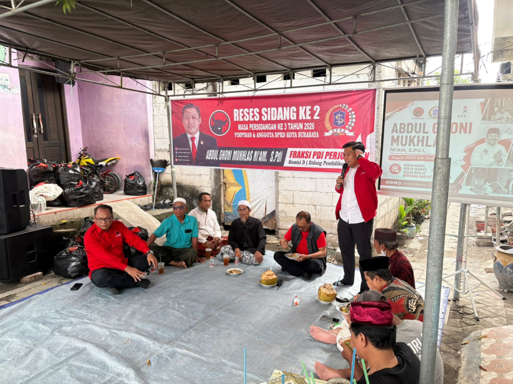 Abdul Ghoni Mukhlas Ni'am saat jaring aspirasi masyarakat Bulak. (Tim)