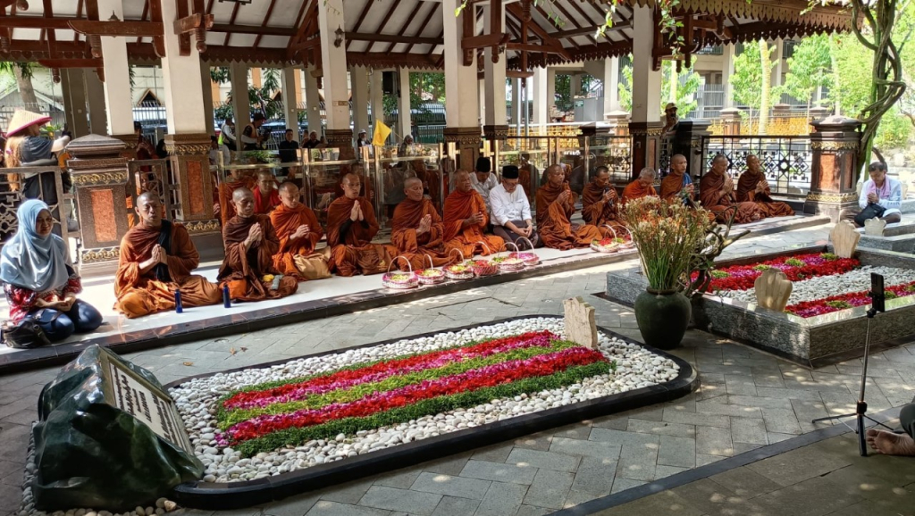 Para Bikkhu saat puja bakti di Makam Gus Dur.(tim)