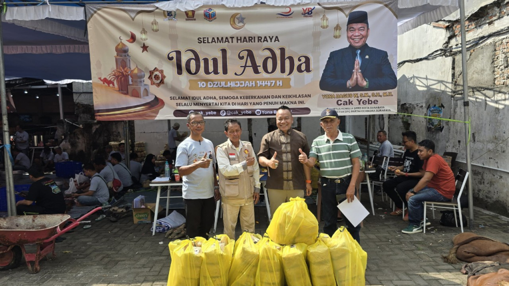 Yona Bagus Widyatmoko Ketua Komisi A DPRD Surabaya saat bagikan daging kurban ke masyarakat. (Tim)