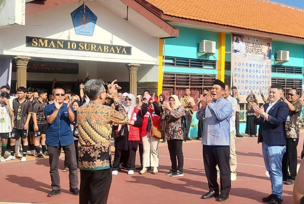 BRI Surabaya Jemursari menyerahkan bantuan TJSL kepada SMAN 10 Surabaya untuk meningkatkan fasilitas pendidikan dan kualitas belajar mengajar.