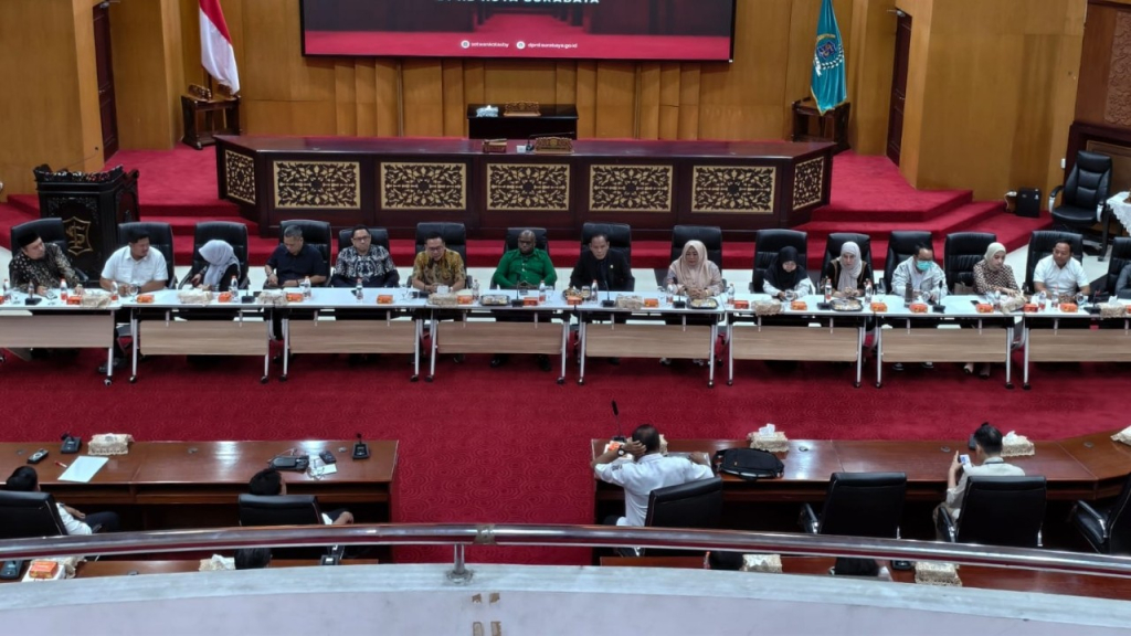 Suasana Rpat Dengar Pendapat yang dihadiri Menteri HAM, Natalius Pigai di DPRD Surabaya. (Tim)