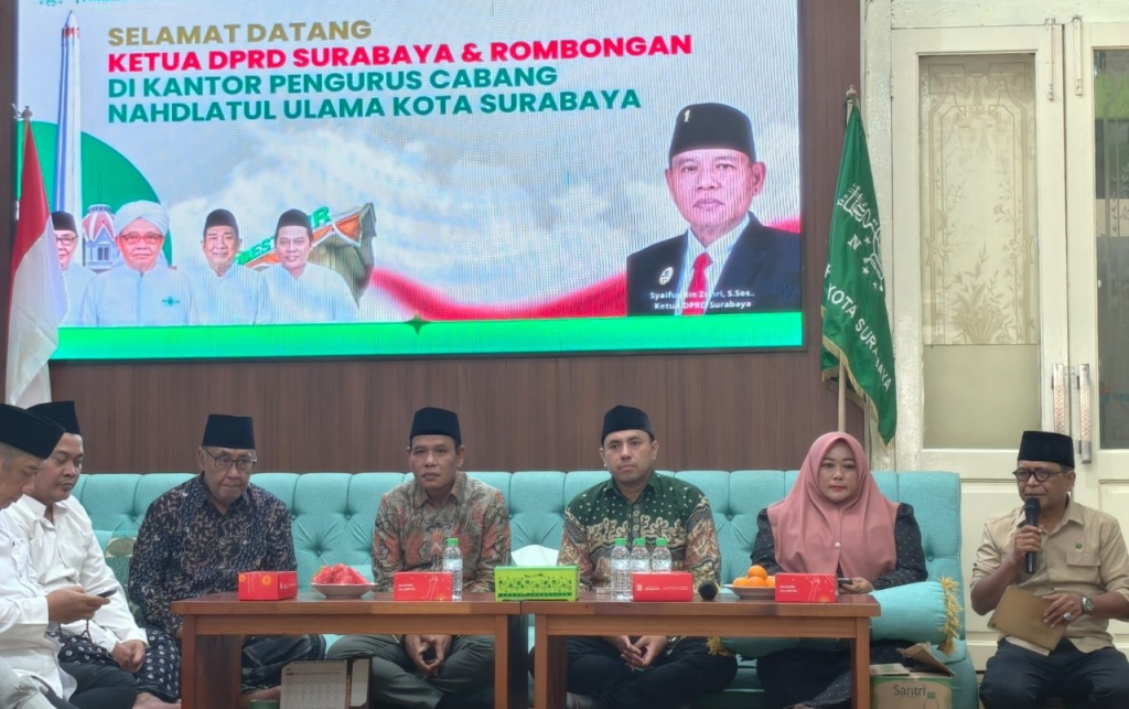 Ketua DPRD Surabaya, Syaifuddin Zuhri (keempat dari kanan) didampingi para Wakil Ketuanya bersama jajaran pengurus PCNU Surabaya)