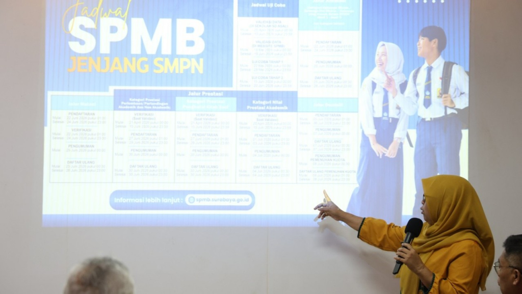 Kepala Dinas Pendidikan (Dispendik) Kota Surabaya, Febrina Kusumawati saat memaparkan skema jalur prestasi SPMB 2026. (Kominfo Surabaya)