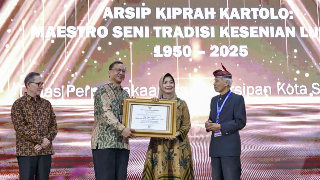 Cak Kartolo (paling kanan) saat anugerah kearsipan nasional. (Kominfo Surabaya)