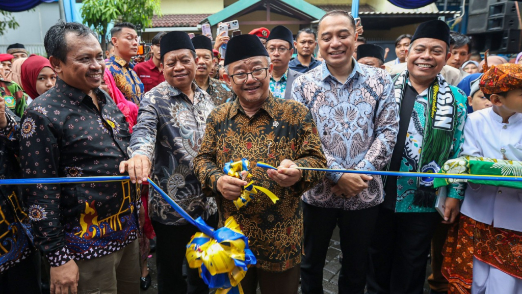 Wamendikdasmen didampingi Wali Kota Surabaya, Eri Cahyadi saat resmikan MBC. (Kominfo Surabaya)