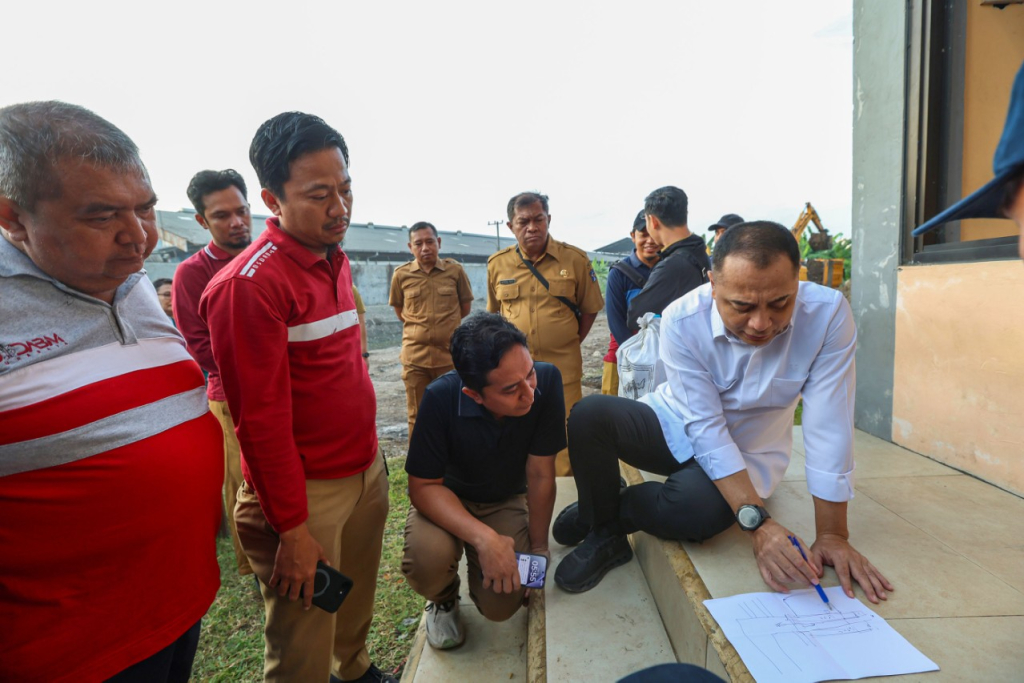 Wali Kota Eri Cahyadi saat sidak ke proyek pembangunan Bozem Jalan Tanjungsari, Surabaya. (Kominfo Surabaya)