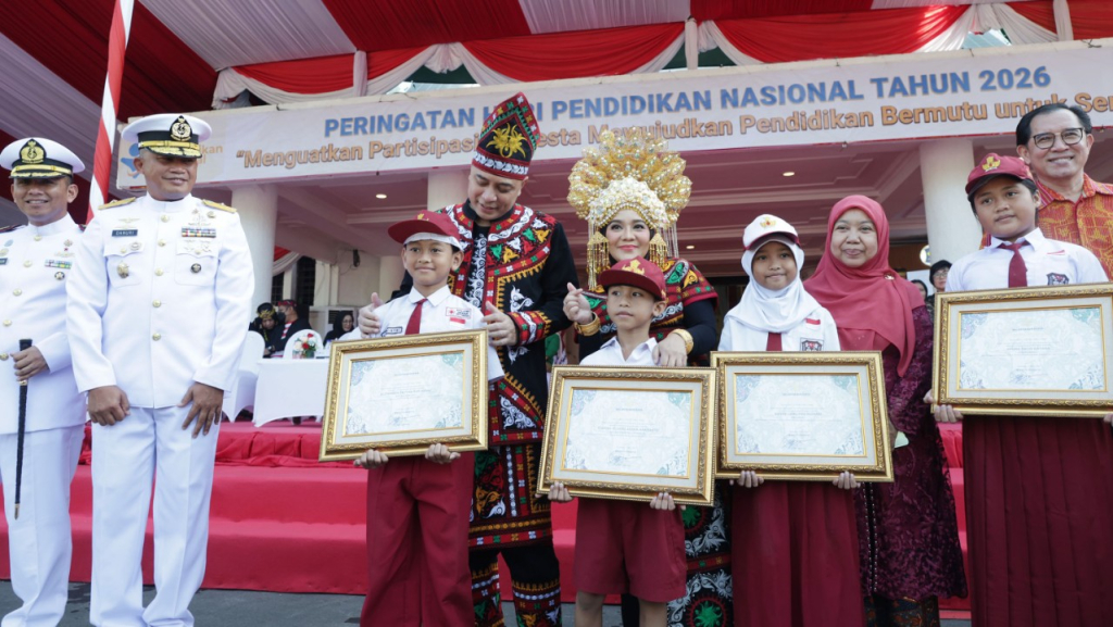 Wali Kota didampingi Forkopimda dan istri dalam upacara Hardiknas 2026. (Kominfo Surabaya)