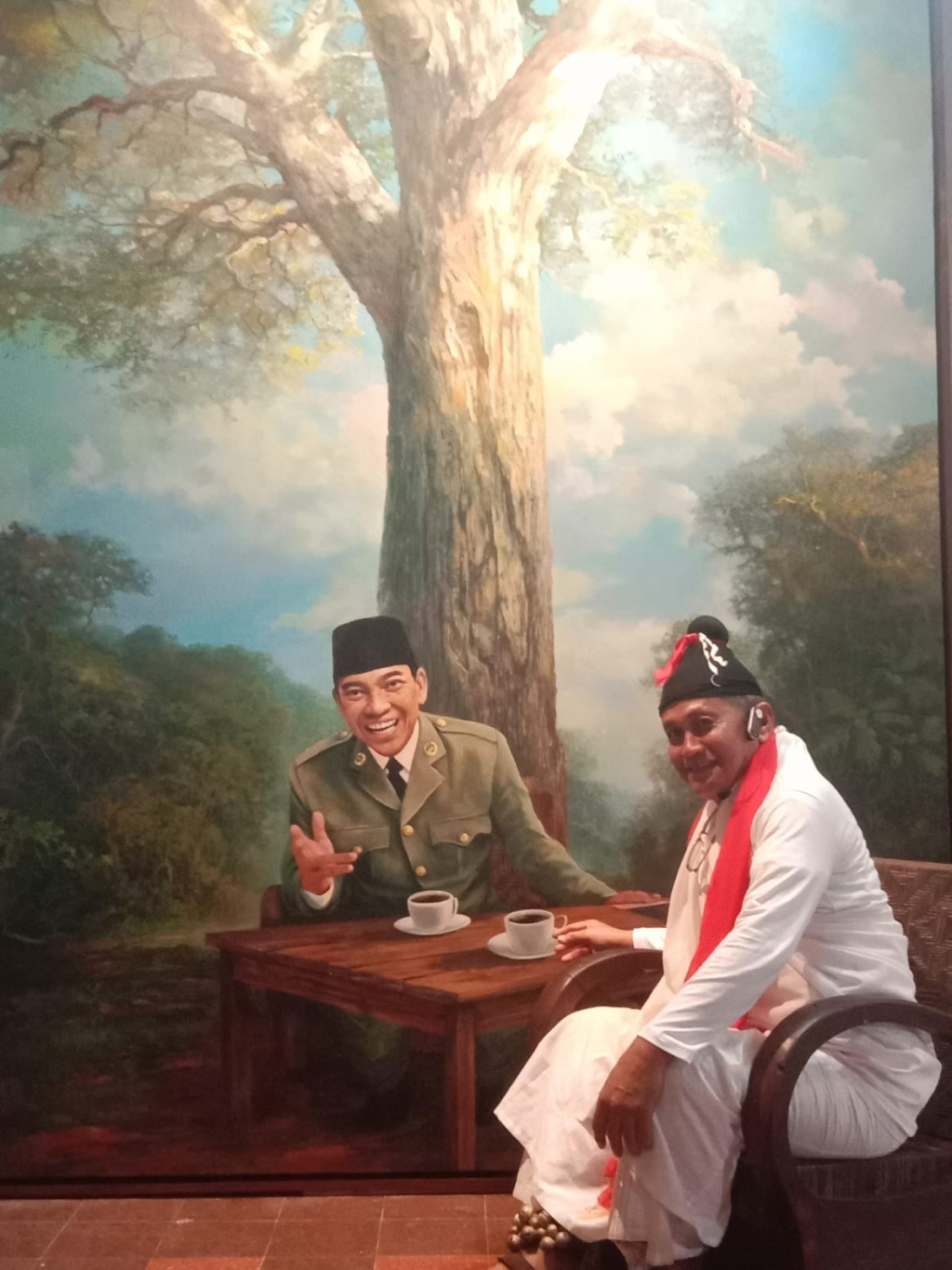 Meimura dengan latar belakang lukisan Bung Karno. (Tim)
