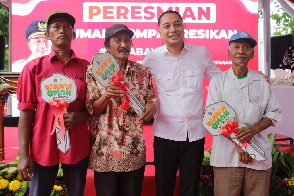 Wali Kota Eri Cahyadi saat penyerahan dan peresmian rumah layak huni. (Kominfo Surabaya)