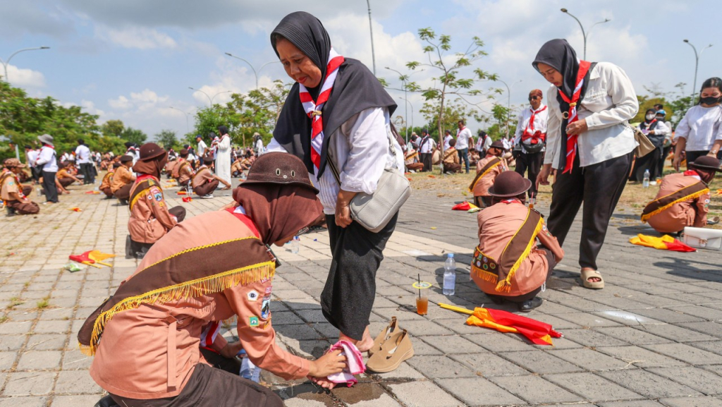 Gerakan Basuh Kaki Orang Tua di Surabaya Dinilai Jadi Terobosan Pendidikan Karakter