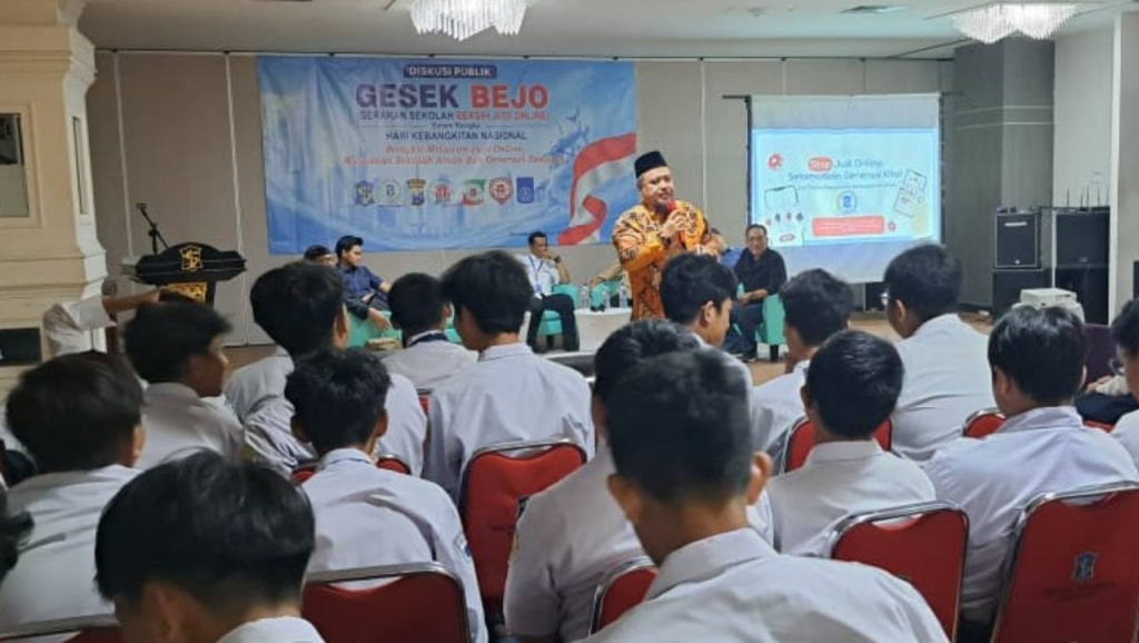 Bang Jo saat menjadi narasumber dalam Diskusi Publik Gesek Bejo (Gerakan Sekolah Berantas Judi Online) yang berlangsung di Siola Convention Hall,(tim)