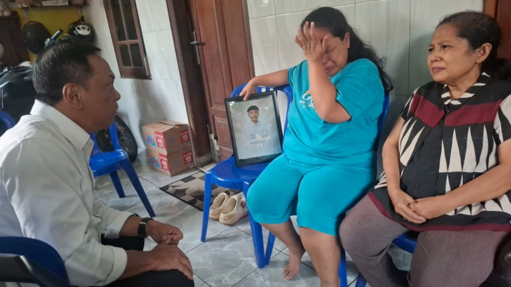 Anas Karno (kiri) saat kunjungi rumah duka korban penganuayaan. (Tim)