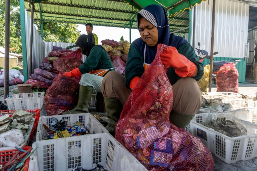 Olah sampah plastik (kominfo Surabaya)