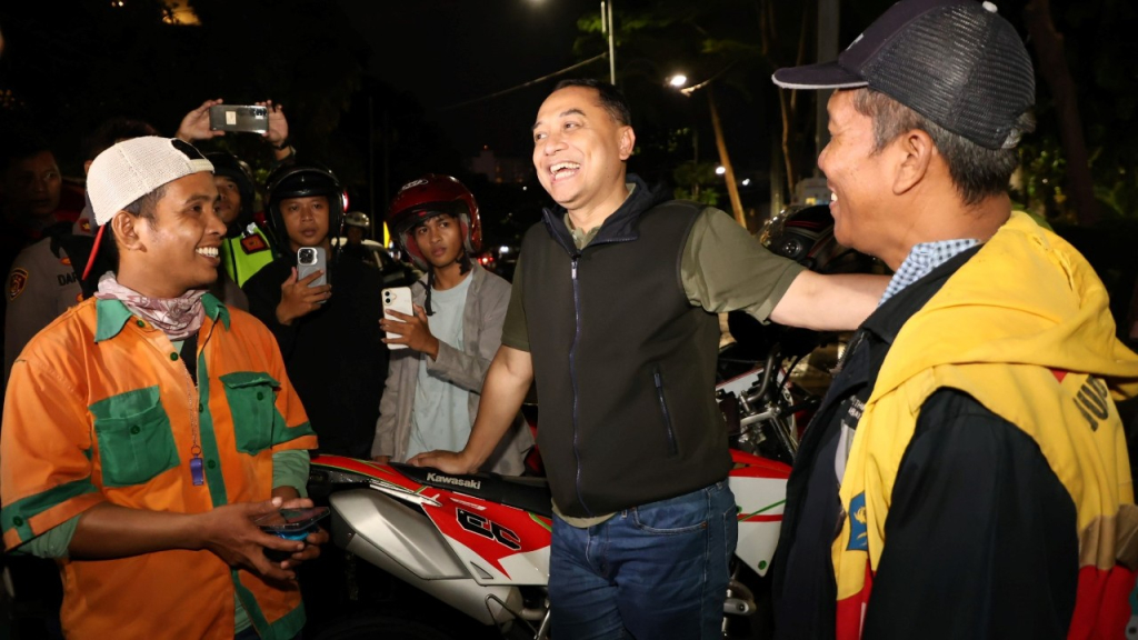Wali Kota Eri Cahyadi (tengah) saat sidak parkir (kominfo Surabaya)