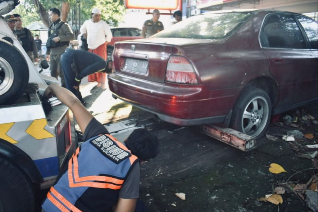 Pemkot Surabaya Tertibkan Jalan Nias