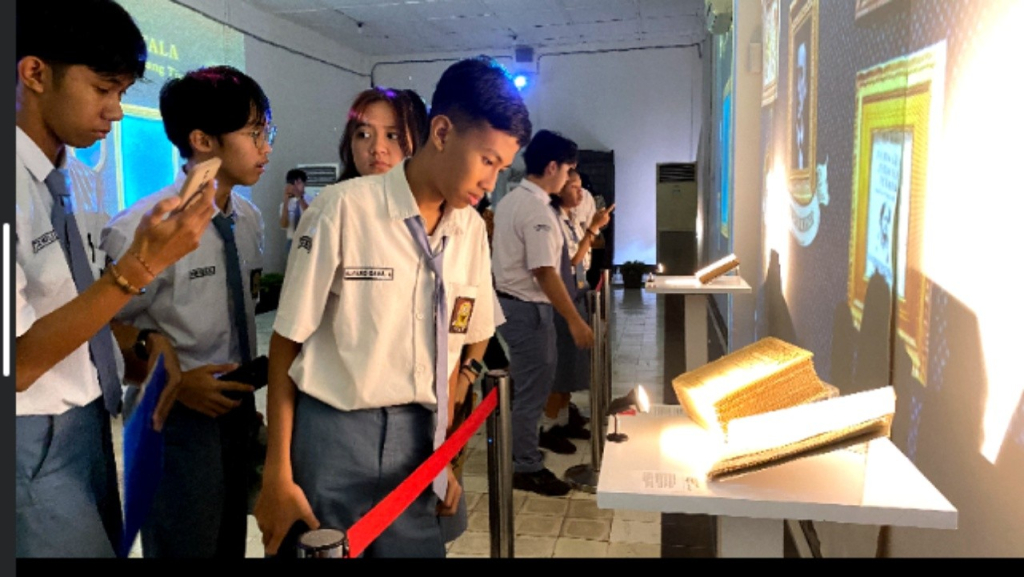 Rombongan pelajar saat berkunjung ke Cross Musea Pertiwi di Museum Dr. Soetomo Surabaya. (Kominfo Surabaya)