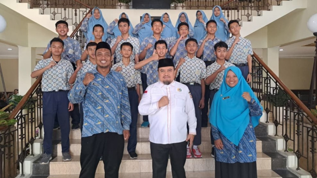 Kunjungi DPRD Surabaya, Bang Jo Ajak Siswa SMPIT Permata Melek Politik Sejak Dini