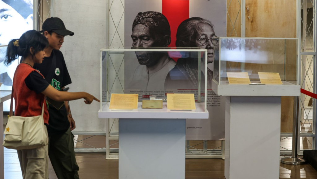 Pengunjung sedang nikmati pameran sejarah Bung Karno di Balai Pemuda Surabaya. (Kominfo Surabaya)