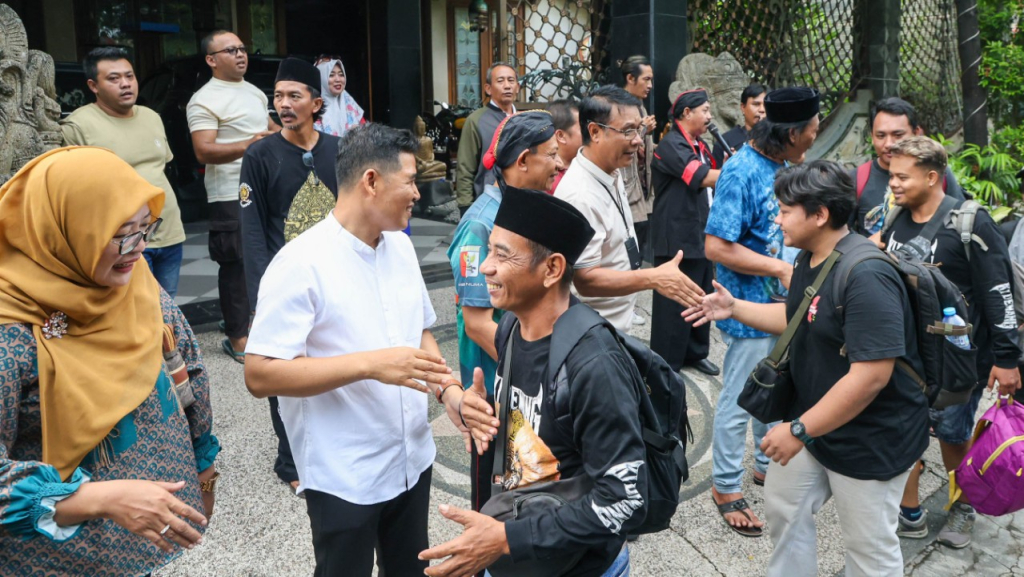 Asisten Pemerintahan dan Kesejahteraan Rakyat Kota Surabaya, M. Fikser saat melepas tim Reog Purbaya. (Kominfo Surabaya