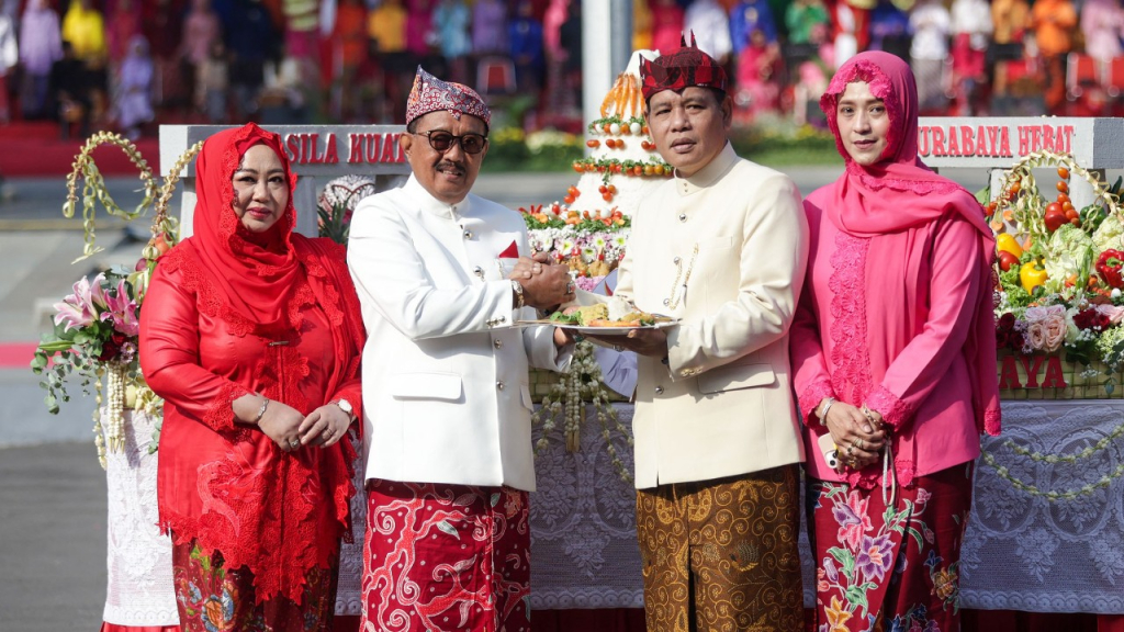 Plh Wali Kota Armuji bersama istri saat serahkan tumpeng ke Ketua DPRD Kota Surabaya Syaifuddin Zuhri bersama istri. (Kominfo Surabaya