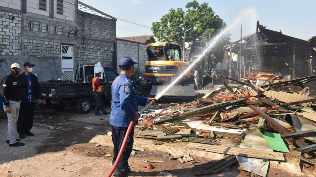 Penertiban lapak tak berizin di Pasar Baru Pagesangan, Surabaya. (Kominfo Surabaya)