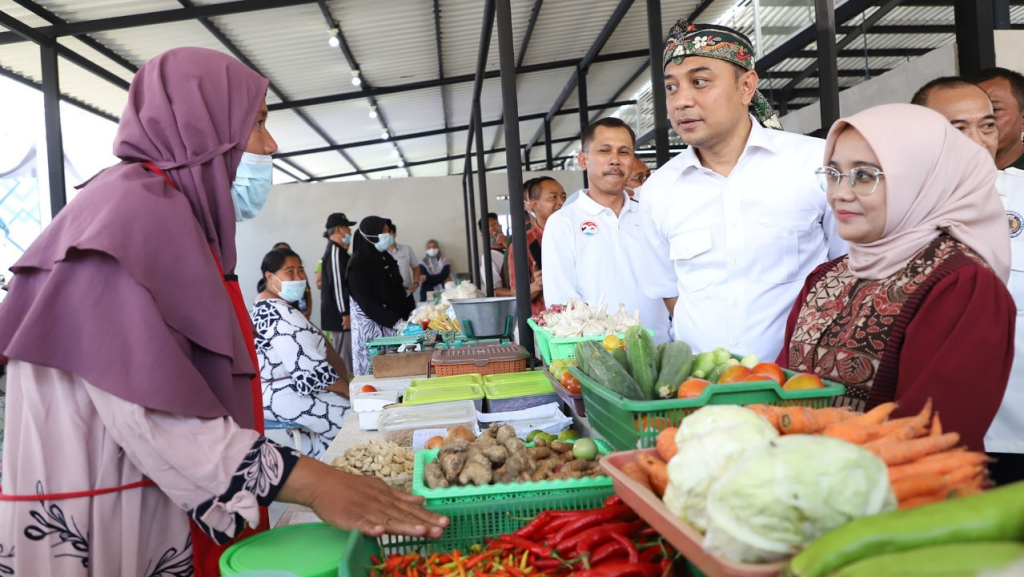 Wali Kota Surabaya saat sidak pasar. {Kominfo Surabaya)