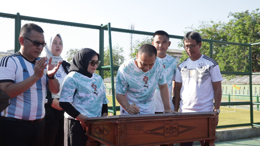 Wali Kota Eri Cahyadi saat resmikan lapangan Potro Agung, Surabaya.. (Kominfo Surabaya)
