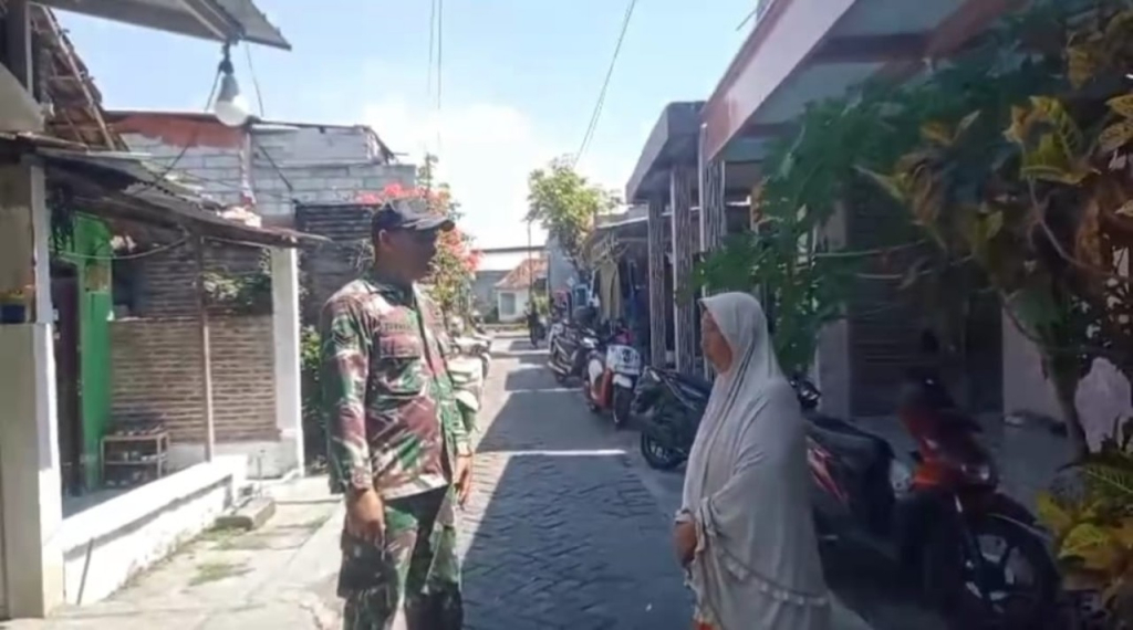Babinsa Kebomas Perkuat Kedekatan dengan Warga Lewat Komsos Humanis