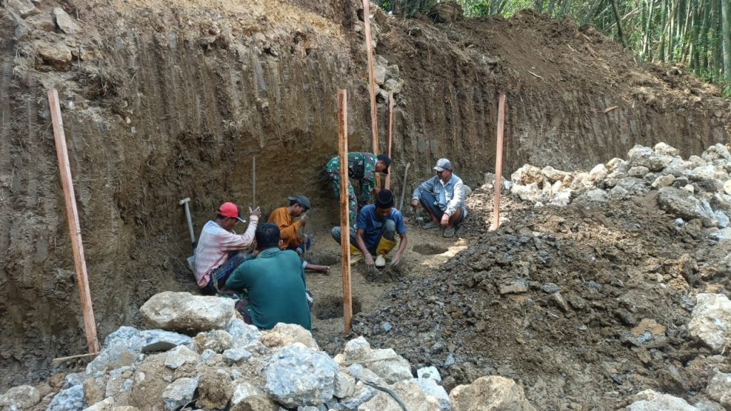 Proses Pembangunan Jembatan di Klampis Twrus Berjalan, TNI dan Warga Perkuat Akses Penghubung Desa
