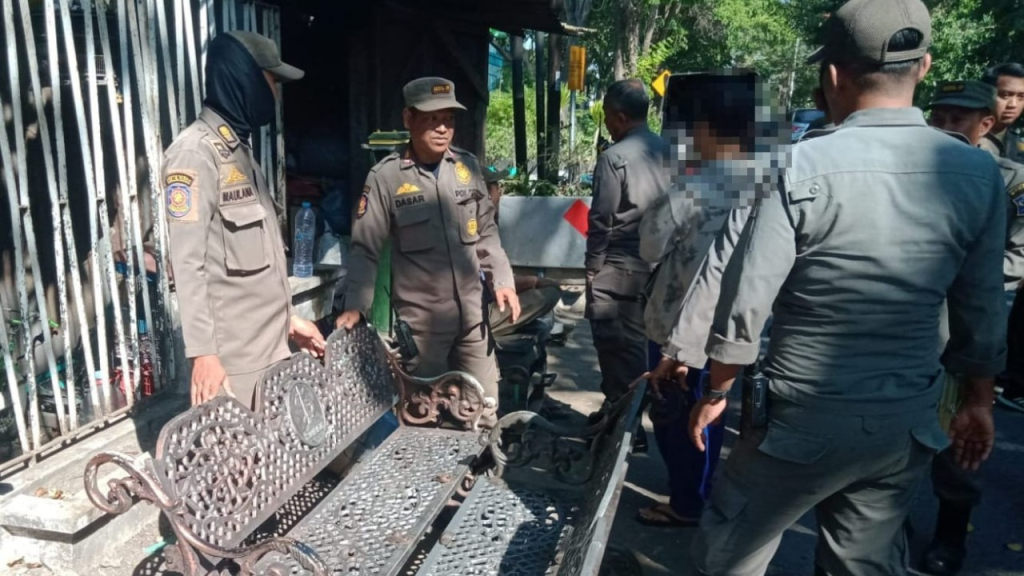 Satpol PP Sueabaya Amankan Dua Kursi Besi Beelogo Pemkot dari Lapak Barang Bekas
