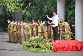Walikota Surabaya Eri Cahyadi (baju putih) saat memberi pengarahan di halaman Balai Kota Surabaya. (Dok. Diskominfo)