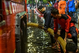 Langkah Taktis Wali Kota Eri Atasi Genangan di Kawasan Jalan Semarang