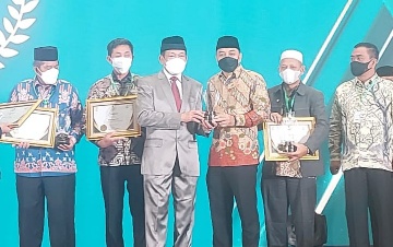 Eri Cahyadi (ketiga dari kanan) saat menerima penghargaan. (dok. Diskominfo Kota Surabaya)