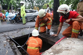 Tim PMKP saat beraksi atasi genangan berlebih. (dok. Diskominfo Kota Surabaya). 