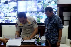Walikota Eri Cahyadi saat menandatangani MoU dengan Dijen Perbendaharaan Jatim. (Disliminfo Kota Surabaya)
