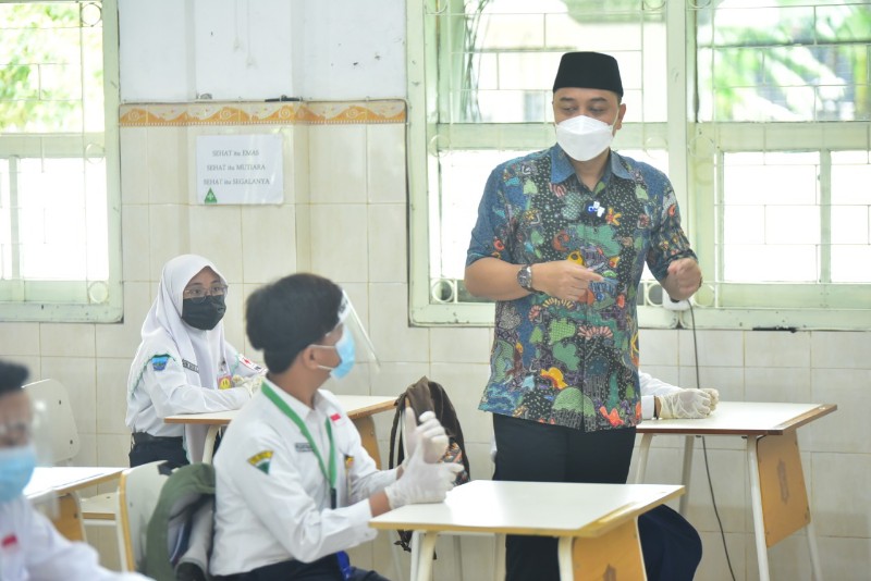 Pemkot Surabaya Berikan Dua Fasilitas Pembelajaran Sekolah