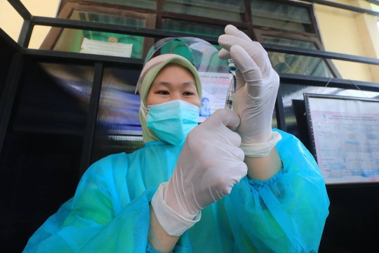 Vaksinasi Massal di Surabaya Sasar 1.771 Pekerja RHU