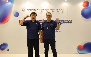 Chief Executive Officer FIFGROUP, Margono Tanuwijaya (keempat dari kiri), dan Chief Marketing Officer (CMO) sekaligus Project Leader FIFGROUP IMOS 2022, Antony Sastro Jopoetro (keempat dari kanan) pada kegiatan Media Gathering FIFGROUP IMOS 2022 dan turu