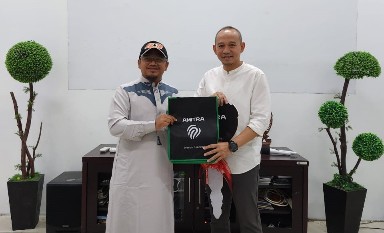 Penyerahan hadiah khusus untuk rekanan AMITRA M. Izzudin (kiri) oleh Direktur PT SMA Inung Widi S. (kanan). /Foto: Tim