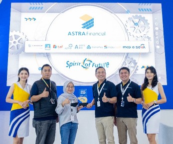 Penyerahan penghargaan Favorite Booth Supporting Industry yang berhasil didapatkan oleh Astra Financial pada perhelatan GIIAS Surabaya 2022. (Tim)
