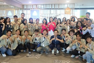 Human Capital Division Head, Arlien Virginia Jonathan, saat menyampaikan welcoming speech dihadapan 50 peserta dari Himpunan Mahasiswa Ilmu Ekonomi, Departemen Ilmu Ekonomi, Fakultas Ekonomika dan Bisnis, Universitas Gadjah Mada (UGM) Yogyakarta dalam Ins