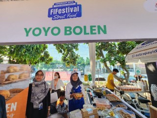 Salah satu pelaku UMKM binaan FIFGROUP, Yoyobolen, yang menjajakan produk Bolen, Cookies, Aneka Kue Tradisional, dan Seblak. /Foto: tim