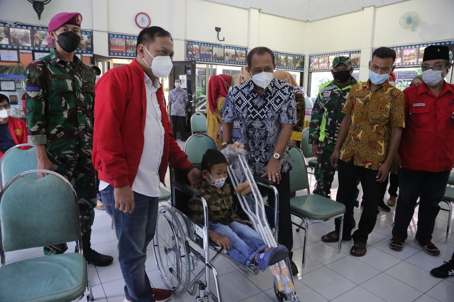 Cak Ji Serahkan Bantuan Kursi Roda kepada ABK