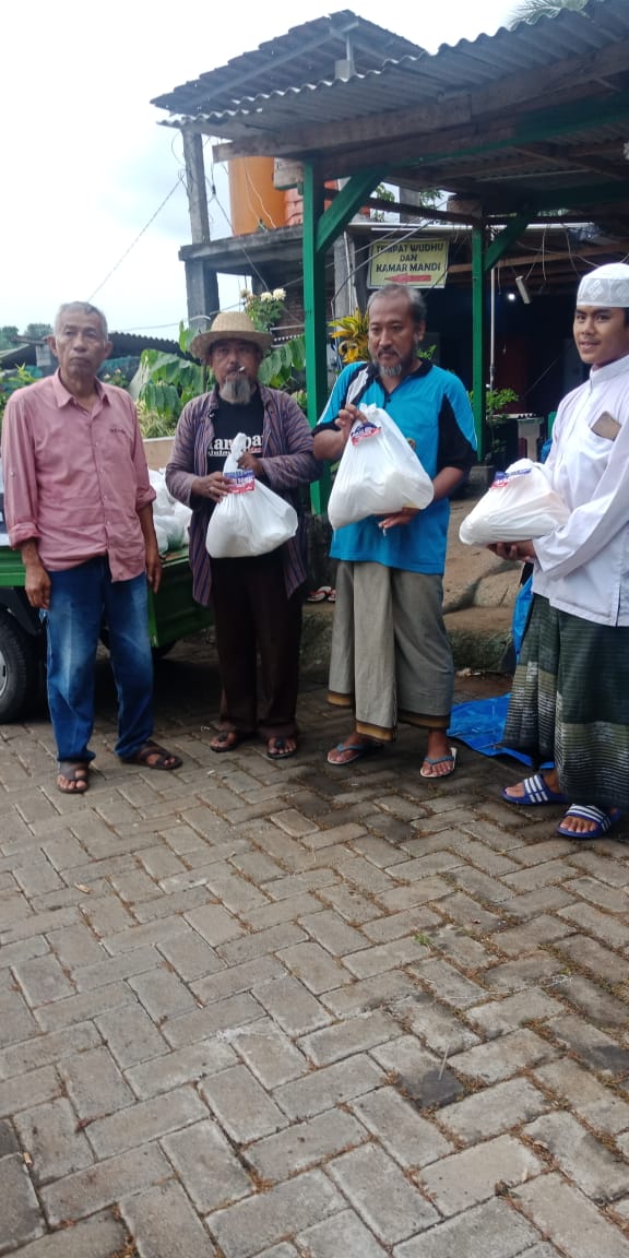 PGN jatim makoda kab malang bagi bagi sembako untuk fakir miskin terdampak