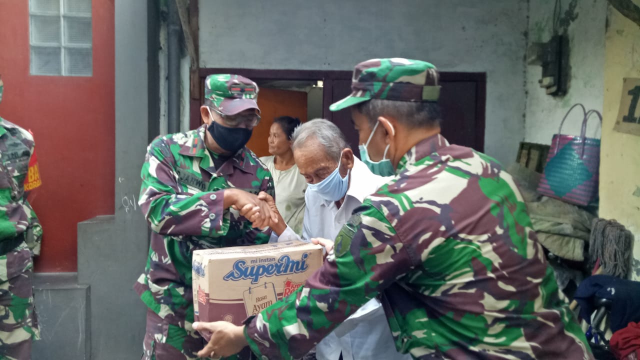 Warga PanjangJiwo Dapatkan Bantuan Sembako dari Kodim Tipe A 0831.