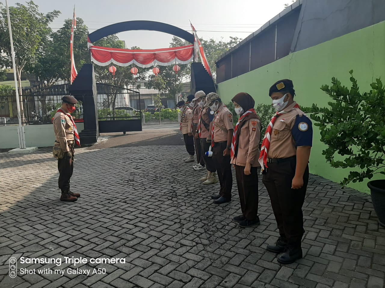 Pramuka Binaan Babinsa Wiyung Bagikan Masker Ke Pengguna Jalan