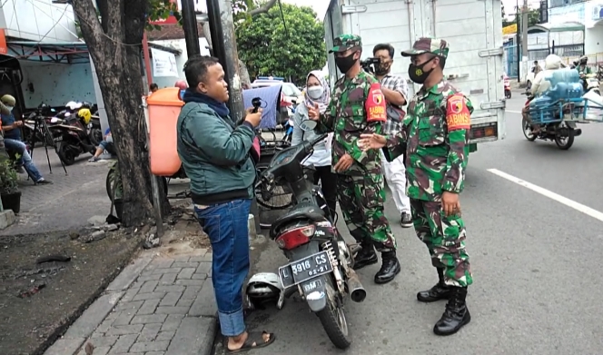 Danramil Tambaksari Terjun Langsung Ikut Razia Masker.